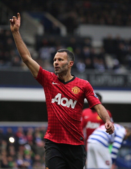 ManUtdFF's tweet photo. PIC OF THE DAY: Ryan Giggs celebrate his goals on his 999 performance as a profesional http://t.co/BqY08oXRJY