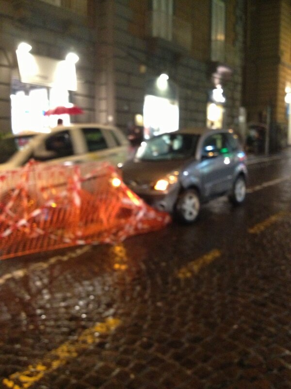 MimmoProvenzano's tweet photo. @LucaAbete guarda Luca un ennesimo incidente nella buca del salotto di Napoli http://t.co/lVNe46DcAi
