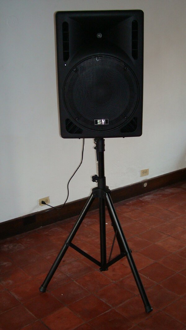 SE VENDE COMPLETAMENTE NUEVO Bs. 5.000,00
 sm audio
 High Definition Power
 Active 180W (15")
 USB Connection