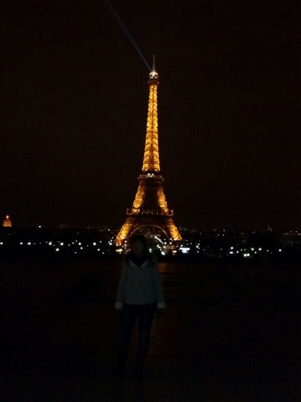 ttam_araa's tweet photo. @yolandaM_92 el examen bieeen???? Desde París t envío miiiil besittoos!! ;) http://t.co/g3lXh2qdFj