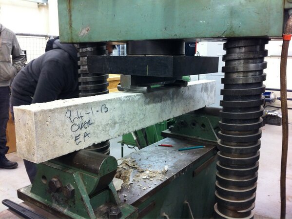 kerry_truman's tweet image. A spot of 4 point load testing going on in the Concrete Lab today.. #beamtesting
