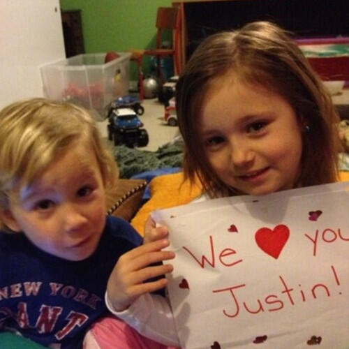 BieberIndonesia's tweet image. #marchrecap Jaxon dan Jazzy ngasih support ke Justin &amp;lt;3