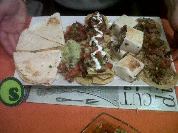 ElGuatemaltec0's tweet photo. What a "delicious mess" ........ 
 El Guatemalteco 
 Tacos
 Burritos
 Quesadillas
 NACHOOOOOOS!!!!!! http://t.co/N5mfeQncGS