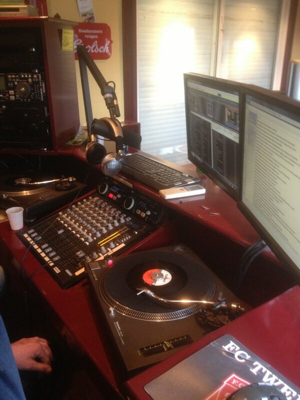 Soaselfm's tweet photo. Nu FM97.00 Het Soasels Trio kom gezellig langs dit weekend! http://t.co/TMw7xxVs1u