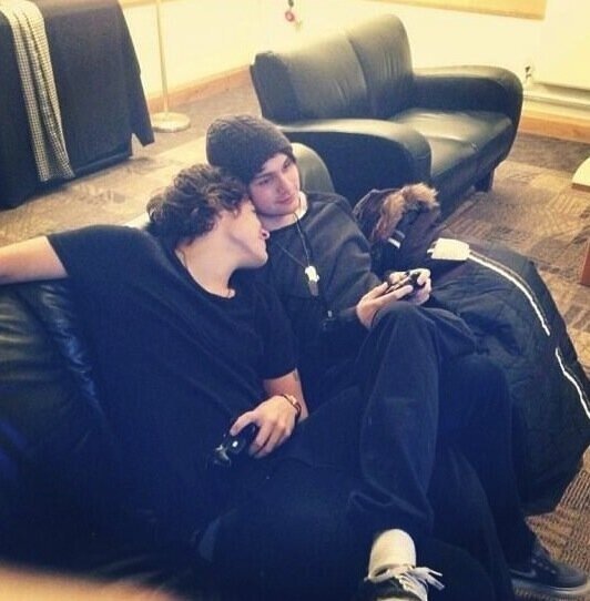 Michael5SOS's tweet photo. casual game of FIFA with @harry_styles .... Lol http://t.co/rNvUn4kFGr