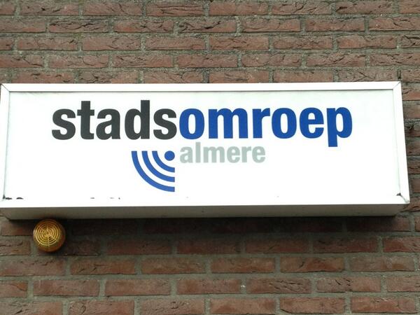 Clubhuismanager's tweet image. Tijd voor een nieuw bord? De programma&apos;s zijn al aangepast bij #almerefm Op de goede weg. #almere