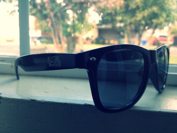 nellavida's tweet photo. My new glasses 😎😎😎💕✌ http://t.co/C8dIPZxr5C