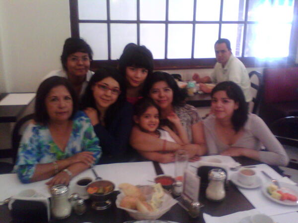 AdryAvilaa's tweet photo. Mi abuela siempre nos lleva a desayunar :) http://t.co/JekosYg7xc