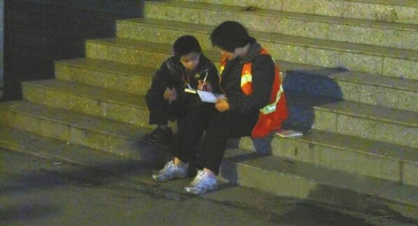 【母爱】昏黄的路灯下，一位环卫工妈妈坐在街边石梯上，为身边的儿子辅导着功课……3月6日，这张温馨的照片在泸州市的多家网络论坛上迅速蹿红。无数网友为之动容，纷纷感叹：“路灯下不再有贫穷的家庭，只剩下富裕的母爱。