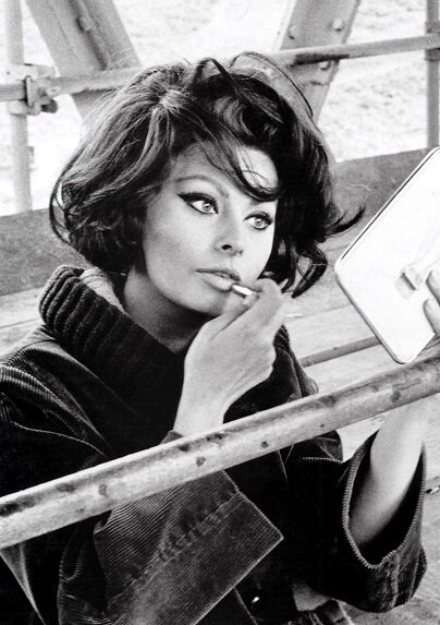 qubitTV's tweet image. Sophia #Loren en una de las propuestas más populares de Lina #Wertmuller goo.gl/6plKF #FelizDiaDeLaMujer :)