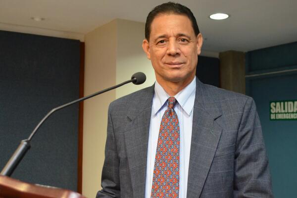 El profesor Pedro Ovalles recita el poema "Decir Mujer" de su autoría. #Mujerserextraordinario #CSTI