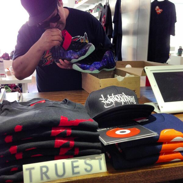 TRUESTHAWAII's tweet photo. Restocked on that @lightsleepers threads...check out their #newera #lightsleepers #snapback get um here at #truesthi http://t.co/j1ujkLkb92