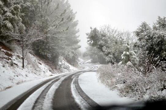 Snow in <a href="/SantaBarbara/">Visit Santa Barbara</a> mountains on East Camino Cielo...so pretty! keyt.com/weather/-/1761…