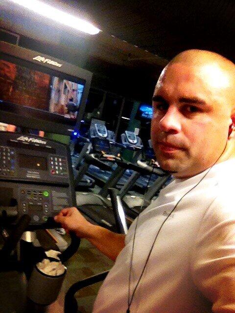 LoseLikeAMan's tweet image. Friday evening at the gym on the #elliptical piling up some extra #ActivityPoints for the weekend! #cardio #TedWW