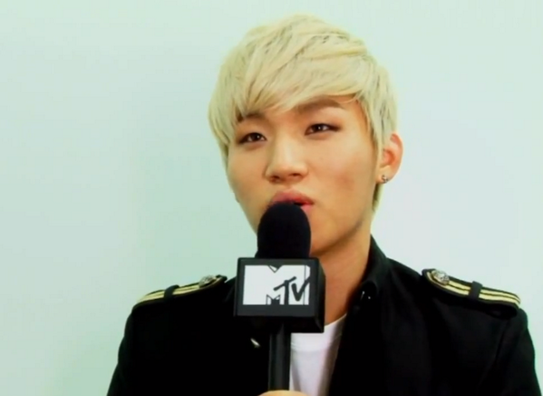 [10/3/13][Pho] Daesung tại  và MTV Music Plate, BayFM "Answer" BE5_UODCAAAxMsI