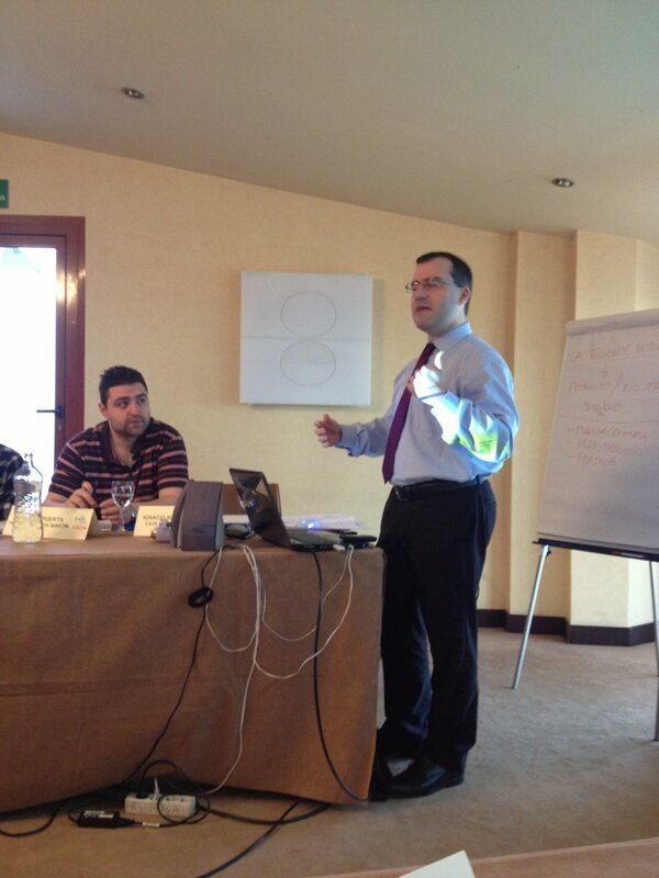 cuconieto's tweet photo. Chema conquistando a un grupo de aguerridos alumnos.  Sábado 9AM. http://t.co/dzECjILWUq