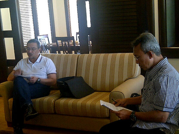 Hishammuddin Hussein ๐ฒ๐พ (@hishammuddinh2o) on Twitter photo Masanya sekarang โ@KP_RELA: MDN H2O sendiri mrancang usaha mmprkasa JKKK mnrusi RELA..All systems go.. <a href="/NajibRazak/">Mohd Najib Tun Razak</a> โ Masanya sekarang โ@KP_RELA: MDN H2O sendiri mrancang usaha mmprkasa JKKK mnrusi RELA..All systems go.. <a href="/NajibRazak/">Mohd Najib Tun Razak</a> โ