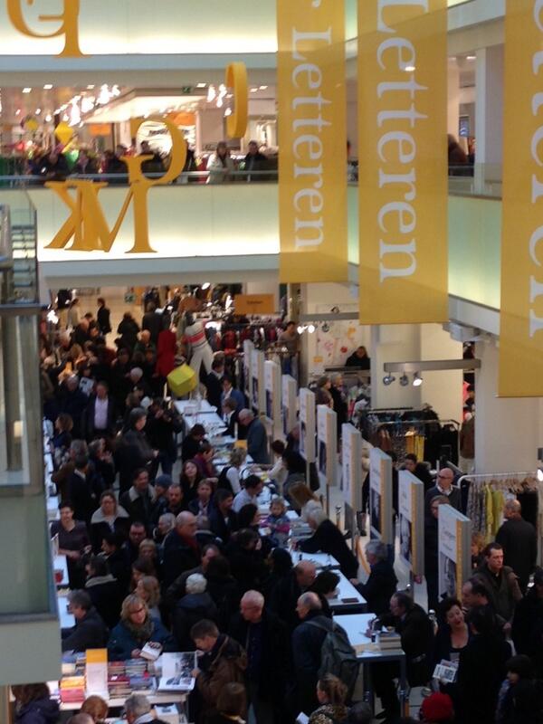 deBijenkorf's tweet image. Laat je boek vanmiddag signeren door je favoriete auteur tijdens het #FeestderLetteren in de Bijenkorf Amsterdam
