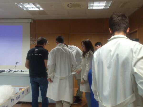 TecnosotoFLL's tweet photo. A por el proyecto científico! http://t.co/QNmPhfcjRO