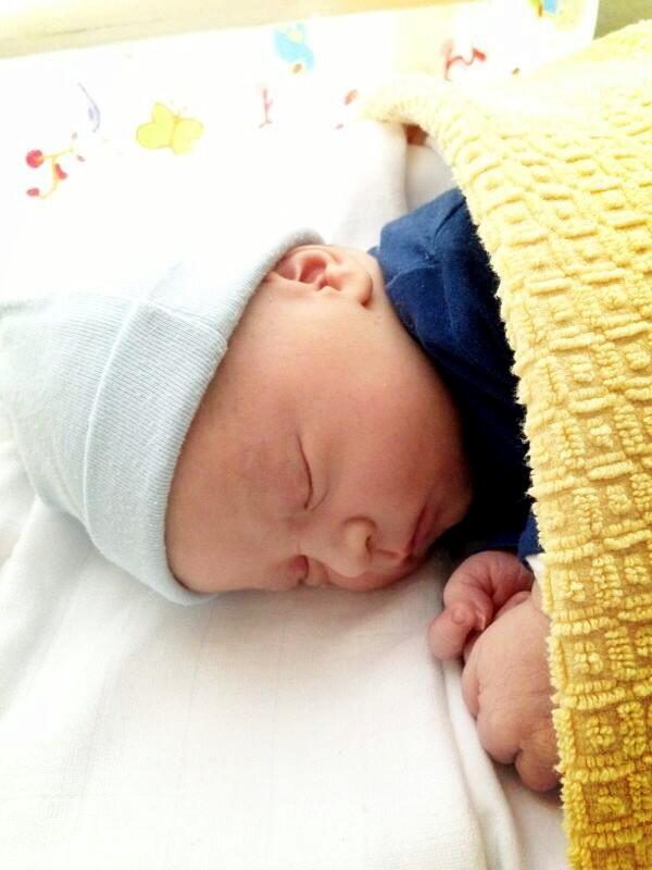 PANDJANGSTORY_'s tweet photo. Mn neefje Xavi is geboren hoor hihi ! http://t.co/dxp1ZsPwDJ