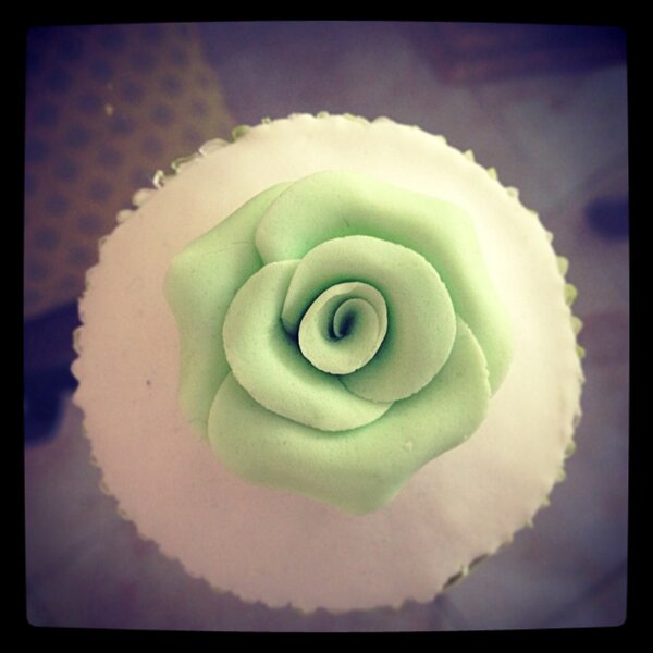 LeDouxCollage's tweet photo. This is a green rose #fondant #cupcake made by #ledouxcollage!! http://t.co/AFEAPmZTi5