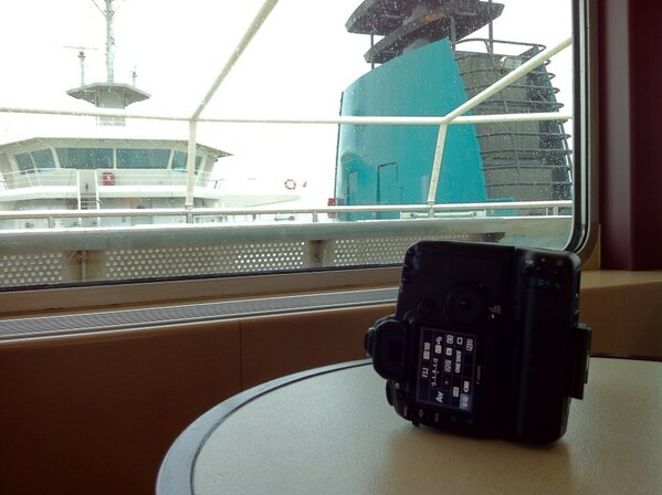 nldazuu's tweet image. Grijs, grauw en koud op de boot we laten de camera maar op #standbye