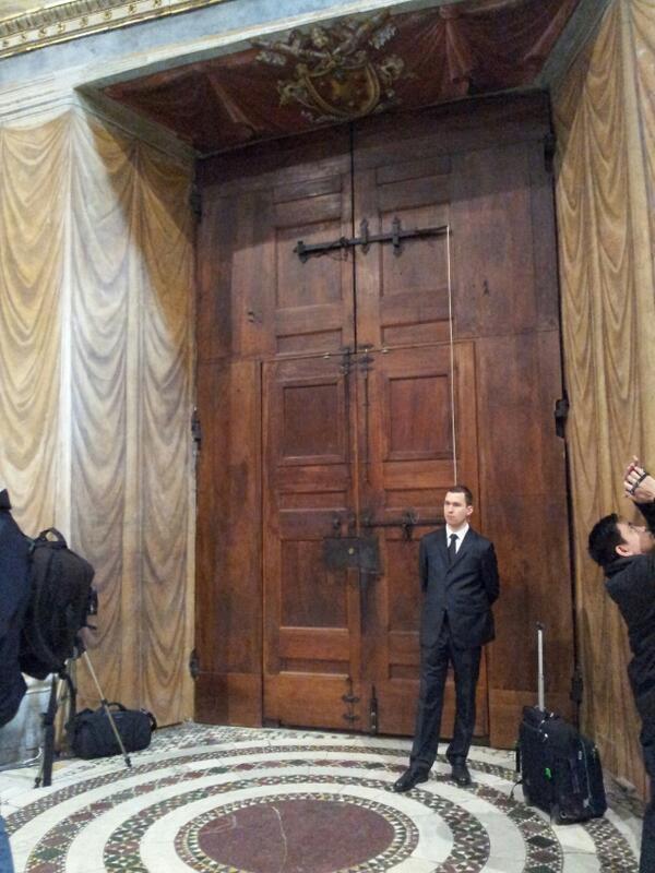 Jorgebuxade's tweet photo. “@romereportsesp: Por esta puerta alguien entrará cardenal y saldrá Papa #iConclave http://t.co/DOnWThNUET vía @javierMbrocal” #esperanza