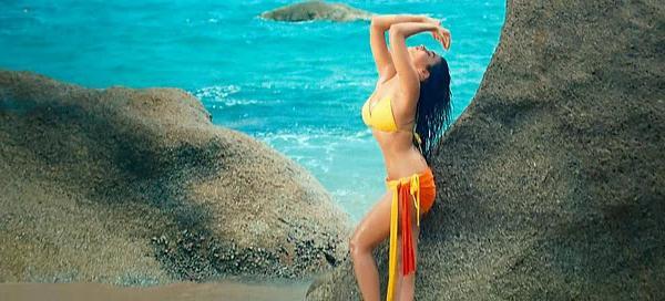 aliabhatt008's tweet photo. Chaliya chaliya chaliya! tera dhyan churalun mai hu aisi chaliya ;) http://t.co/vLYOaf9sEq