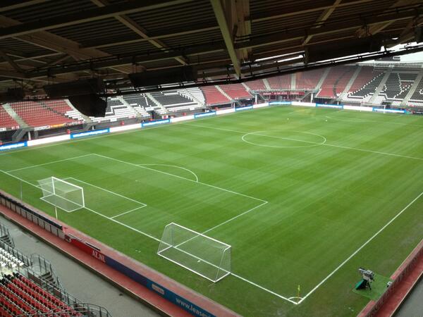 AZAlkmaar's tweet photo. Op deze prachtige grasmat MOET het vanavond gebeuren voor AZ. #azado http://t.co/KY8O2YN6LD