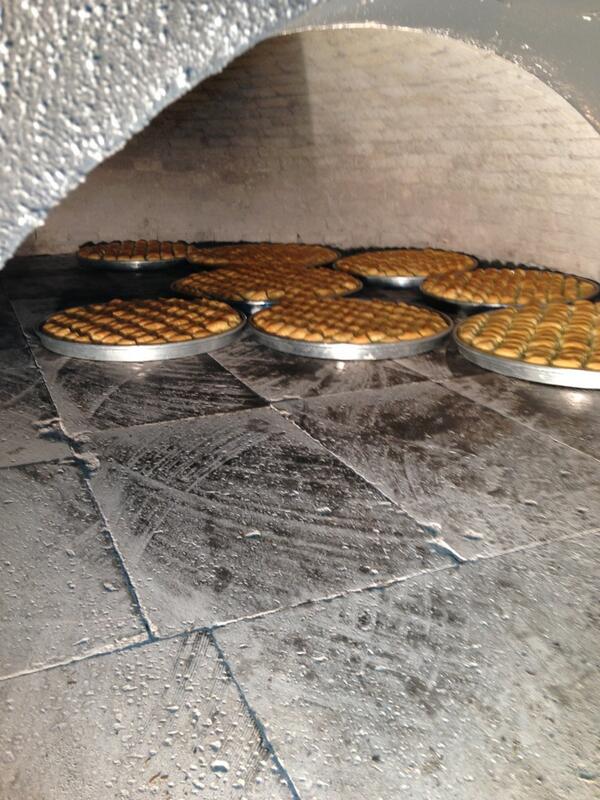 SecBaklava's tweet photo. Baklavalarımız taş fırında pişin aşamasında http://t.co/rgCbe48xNO