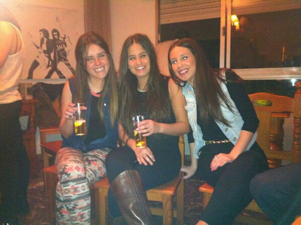 7_Dolores's tweet photo. Con las reinas de mi casa @nataliacozarm @RociioReinna http://t.co/r94qQLHgUX