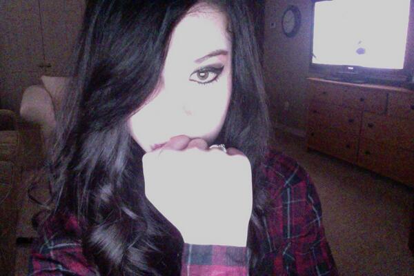 _forestbabe_'s tweet image. I'm so pale that i freaking glow #vampirelyfe