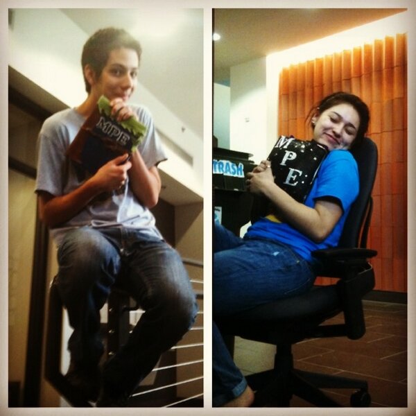 vitaminjae_'s tweet image. Katie and Andrew casually showing their books some love. @KatieTavarez #doesandrewhavetwitter? #muphi #alphaalpha