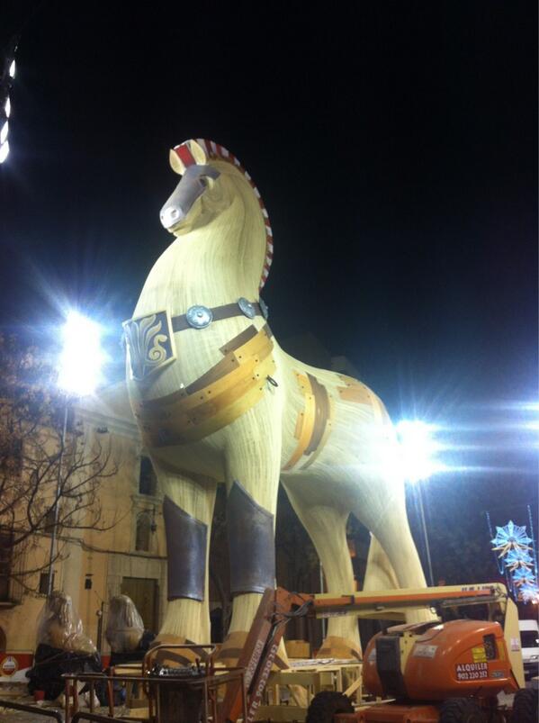 MPlanchat's tweet photo. Y en el medio del camino nos encontramos con un caballo #Fallas2013 #fallaborrullturia http://t.co/yLIOyGgQPH