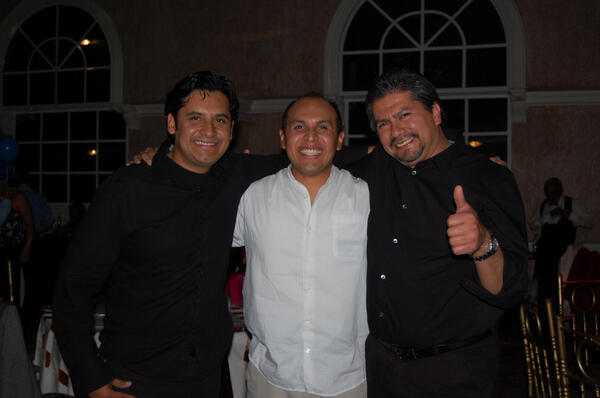 cesartaz2013's tweet photo. Foto de los 3 unicos hombres que quedan en Prepa 9 jajaja http://t.co/iLqNUREuLn