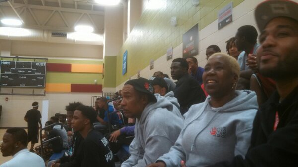 ceasefirenola's tweet photo. At Midnight Basketball with @wildwayne and the team.  #nolaforlife http://t.co/2VMyLI8ByT