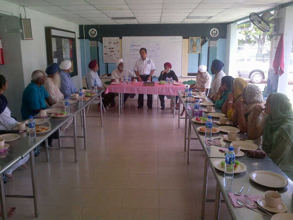 P146muar's tweet photo. Dato @razaliibrahim di Majlis Sembang Santai Sikh Temple,Muar @Muartv @MuarP146 @aamryn http://t.co/L4Z5nnc0jK