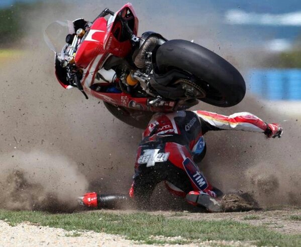 RT: Escalofríante imagen!!! @CarlosCheca7 & #Ducati 1199#PanigaleRS - Sin duda, un toro duro hecho de otra pasta!! !