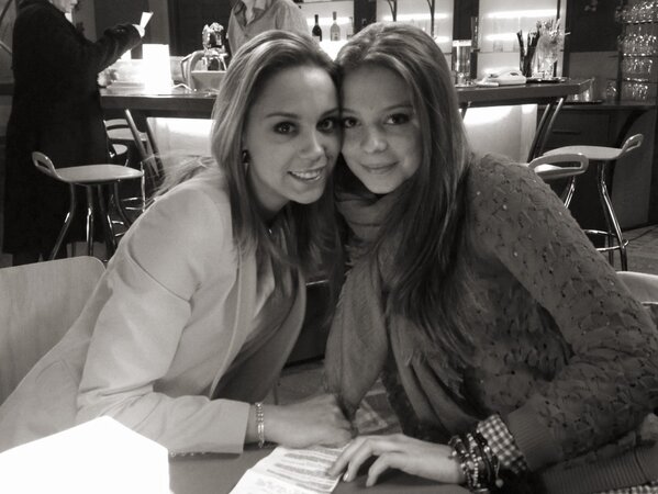 Kiss_Rami's tweet photo. Dolgozunk:) #baratokkozt #rozsakavehaz  #linda #zsofi http://t.co/jA8OrmnBzU