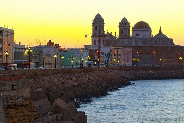 Así amanece hoy la ciudad de Cádiz. Increíble estampa.