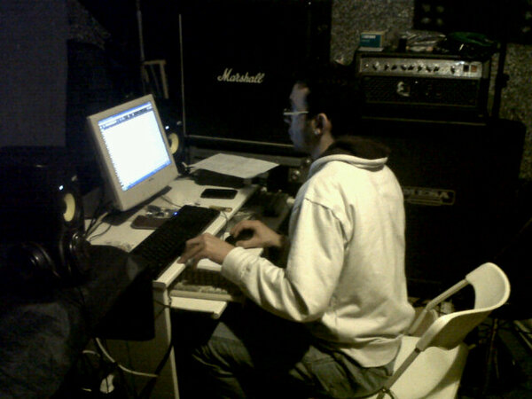 TheNutLow's tweet photo. Grabando con Isra Hernandez, buen amigo y buen batera. Gracias Isra. http://t.co/SwCMWEmKUQ