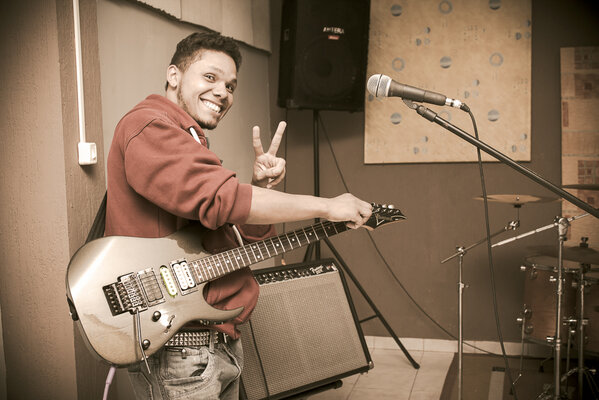 estudiolanners's tweet photo. Essa semana quem marcar ensaio vai ganhar umas fotos profissa na faixa e divulgação da banda na página do estúdio! http://t.co/l5qrxCLSgF