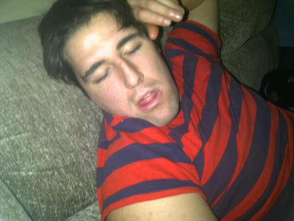 Magaliie5's tweet photo. Gros bety qui dort #tropdedoritos #tropdebière #surprise @charlesbety25 http://t.co/b0UQxogvim