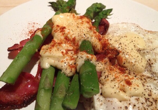 radar670's tweet image. Pre gym power snack. Eggs Bacon Aparagus Benedict #platecam