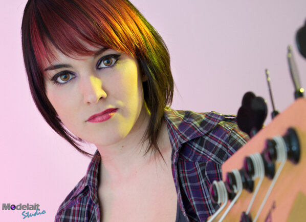 ModelaitStudio's tweet photo. Que grande @CarPakapia posando con su bajo http://t.co/dP18YL4iJv