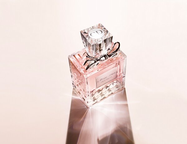 Dior's tweet photo. Charming and sparkling, discover Miss Dior Eau de Toilette, a Floral Luminous Chypre enhanced with a hint of spring. http://t.co/nCjpnjMeh0