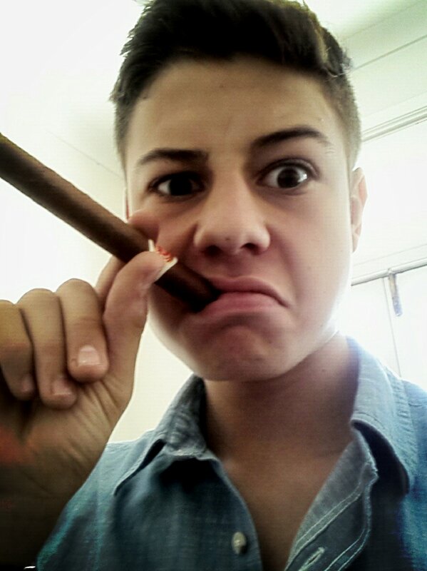 EmersonSvyn's tweet photo. Smoking a fat cuban . #tonymotana http://t.co/SRykilRDYU