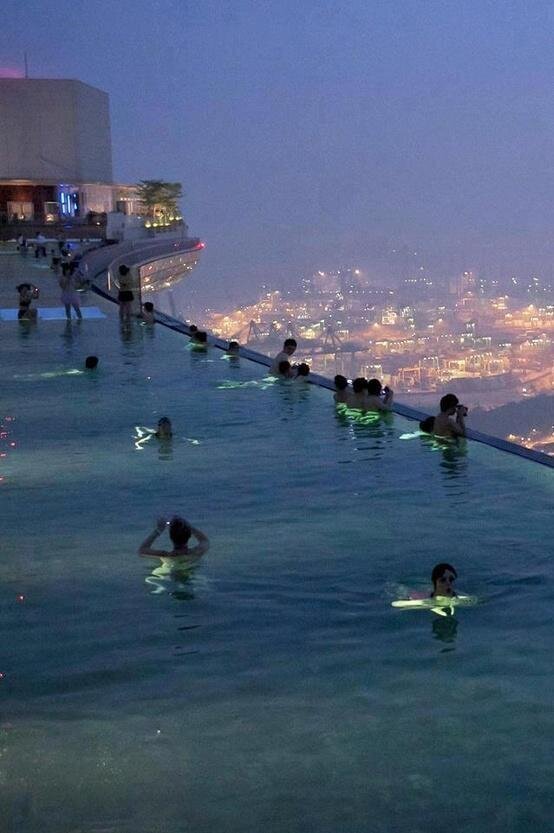 NaturPictures's tweet photo. Piscina en lo alto de un hotel de Singapur. Increíble. http://t.co/n91IdceMnu