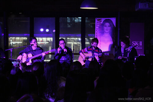 SK-II Night with COSMO! 10cm의 첫 곡은? 바로, 사랑은 은하수 다방에서! 모두를 푹 빠져들게 하는 10cm의 감미로운 목소리가 SK-II 피테라 하우스를 가득 메웠답니다.