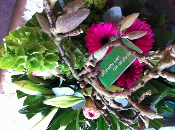 Bedankt voor de lieve berichtjes, emails en deze mooie bos bloemen :D <a href="/VORMHolding/">VORM Holding</a>